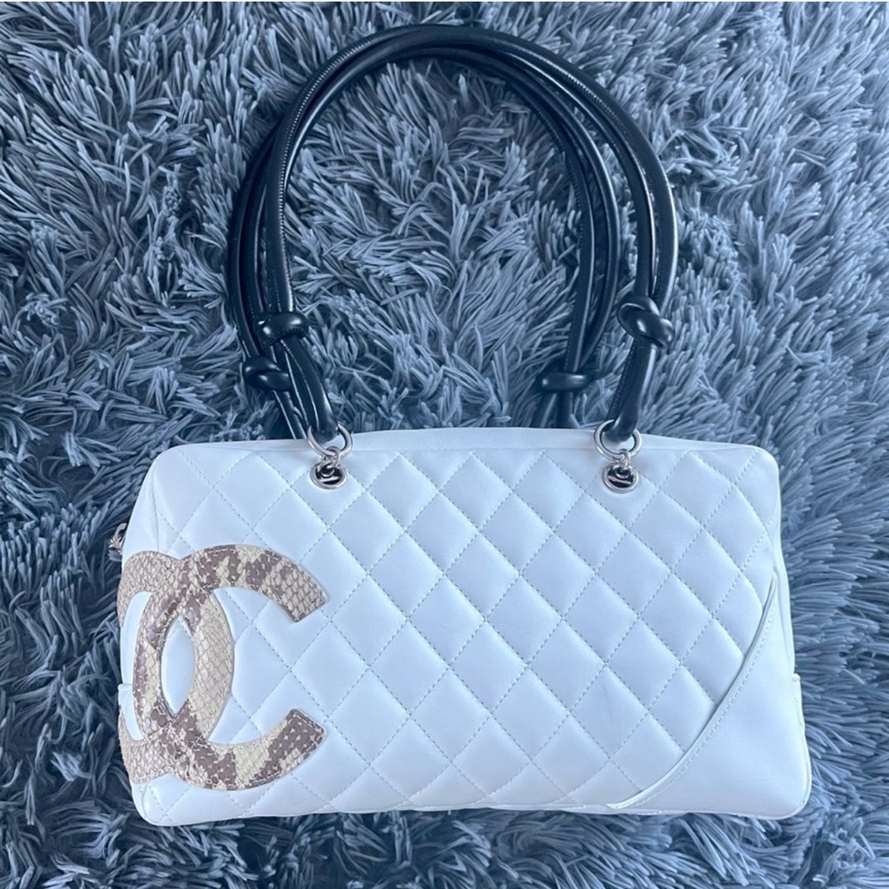 AUTHENTIC CHANEL WHITE AND BLACK QUILTED LAMBSKIN LARGE CAMBON BOWLER